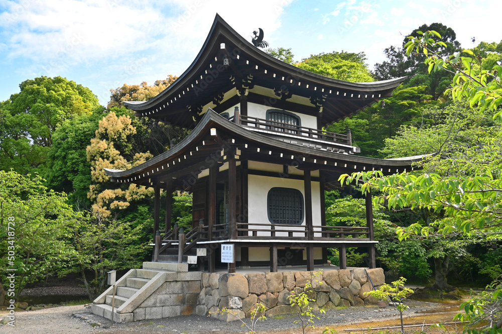 新緑の京都市勧修寺の観音堂が美しい