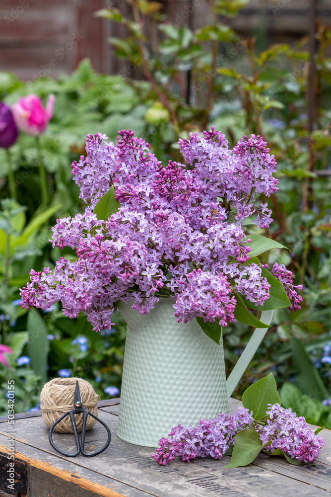 Flieder-Strauß in vintage Vase im Frühlingsgarten