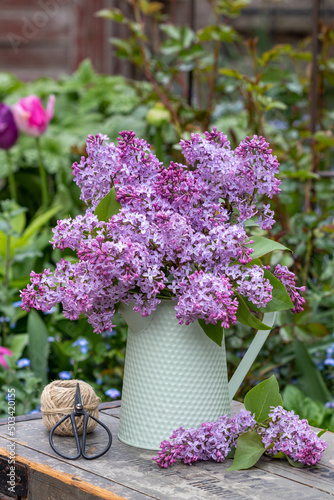 Flieder-Strauß in vintage Vase im Frühlingsgarten