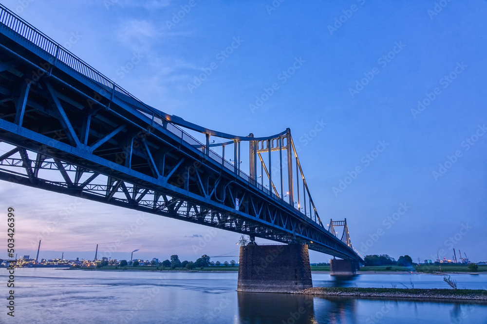 Rheinbrücke in Krefeld Uerdingen bei Sonnenuntergang