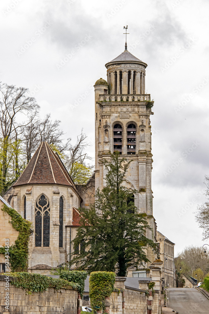 Pierrefonds. Église Saint-Sulpice sous ciel couvert. Oise. Picardie. Hauts-de-France
