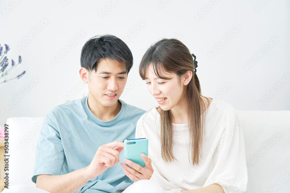 カップル スマホ リビング カップル スマホ リビング