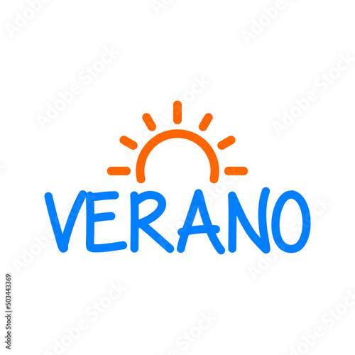 Logo con silueta de sol con texto manuscrito Verano en español como horizonte con líneas en color azul y naranja