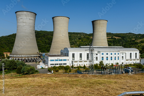 Impianti per energia geotermica di Larderello, Toscana, Italia photo