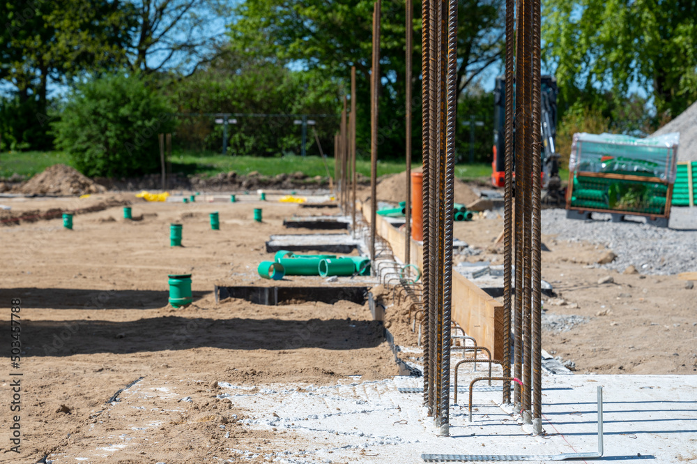 Fundamente für Bau auf großer Industrie Baustelle mit Eisenstäben, Bewährung in Beton und Abwasserrohren Fundamente für Bau auf großer Industrie Baustelle mit Eisenstäben, Bewährung in Beton und Abwasserrohren
