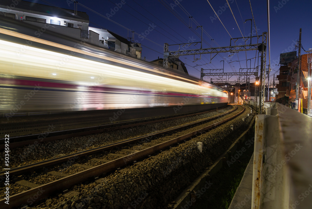 電車　高速で　踏み切り　夜景　高速のイメージ