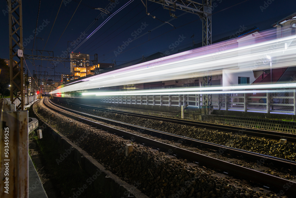Fototapeta premium 電車 高速で 踏み切り 夜景 高速のイメージ