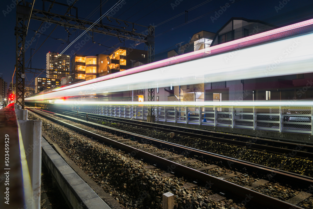 電車　高速で　踏み切り　夜景　高速のイメージ