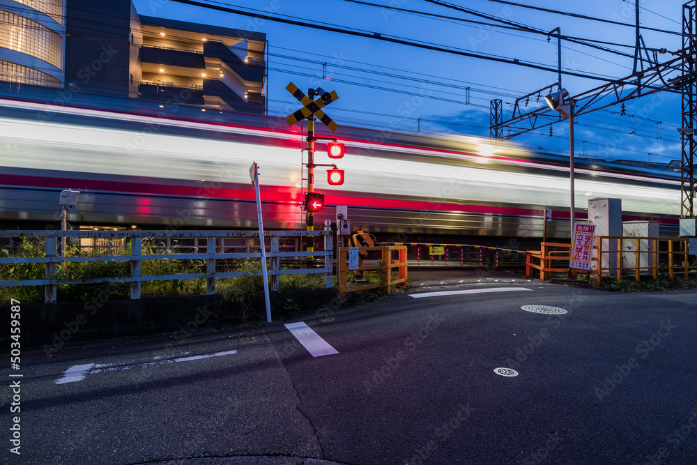 Fototapeta premium 電車 高速で 踏み切り 夜景 高速のイメージ