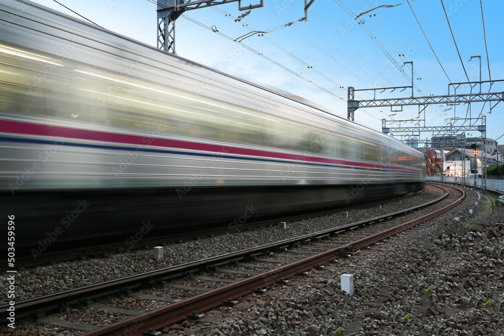 Naklejka premium 電車 高速で 踏み切り 夜景 高速のイメージ
