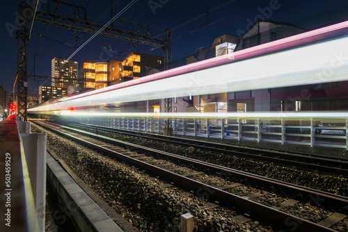 電車 高速で 踏み切り 夜景 高速のイメージ