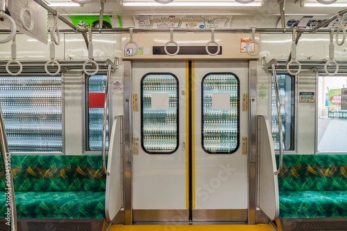 電車　通勤電車　ビジネス　駅　ホーム　京王線