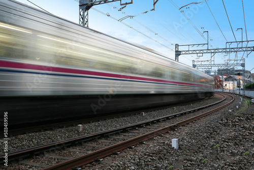 電車 高速で 踏み切り 夜景 高速のイメージ