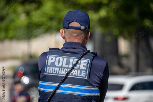 Schilderij op canvas back view of a municipal policeman in the street