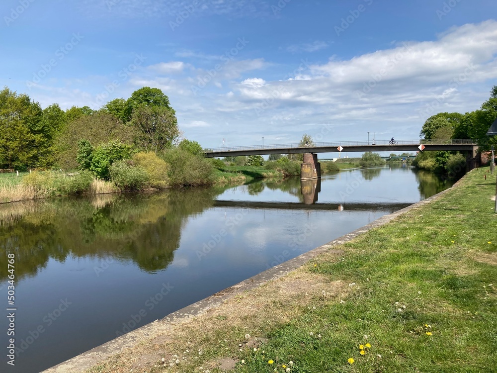 Fototapeta premium Landschaft mit Brücke über den Fluss Aller in Verden