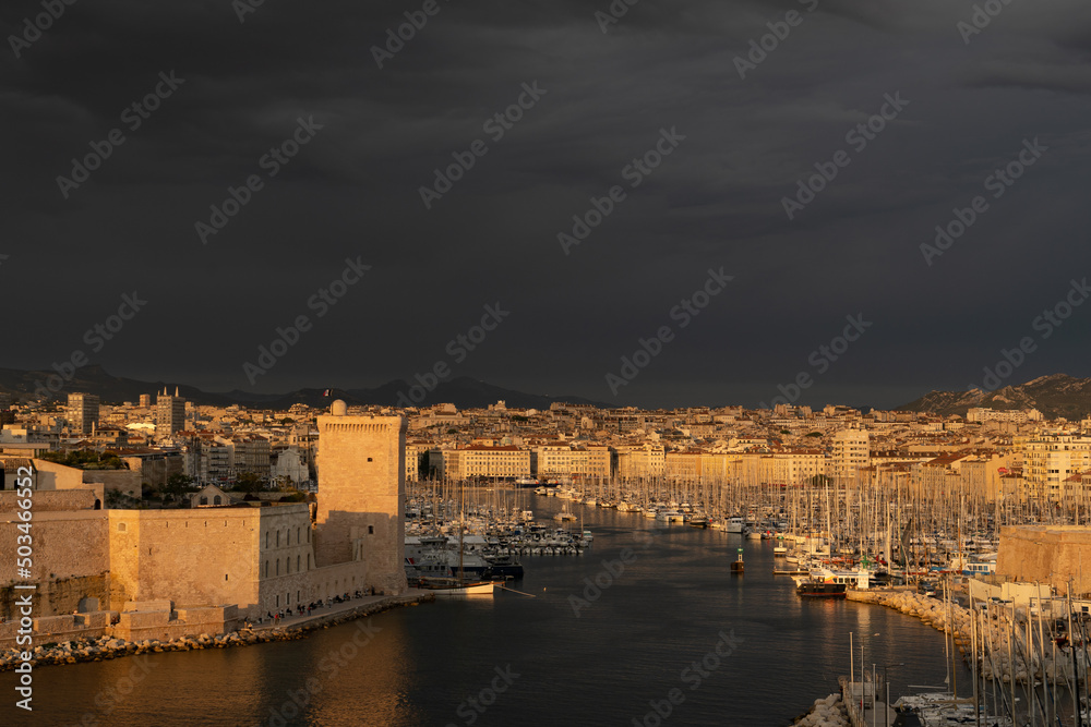 Orage à Marseille : le vieux port depuis le Pharo
