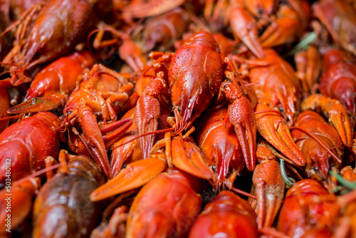 Fotografie boiled crayfish on an iron plate