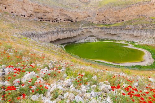 Çıralı Obruğu is in Akviran Plateau in the northwest of Yenikent Subdistrict in Karapınar district of Konya. The edges of this lake within the limestone layer, which is approximately 250 m in diameter photo