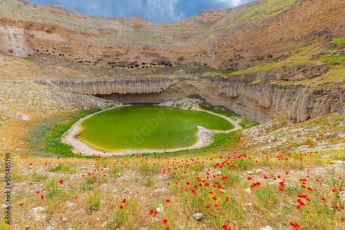 Çıralı Obruğu is in Akviran Plateau in the northwest of Yenikent Subdistrict in Karapınar district of Konya. The edges of this lake within the limestone layer, which is approximately 250 m in diameter photo