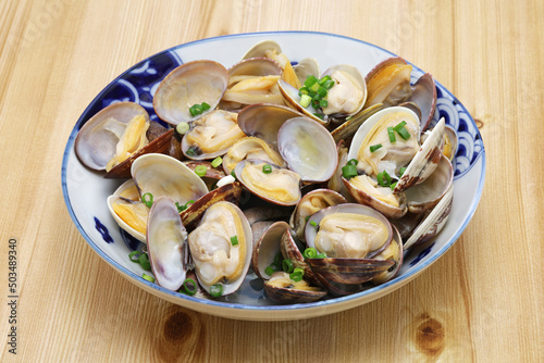 Asari no sakamushi is Japanese asari clams steamed with sake ( rice wine ).