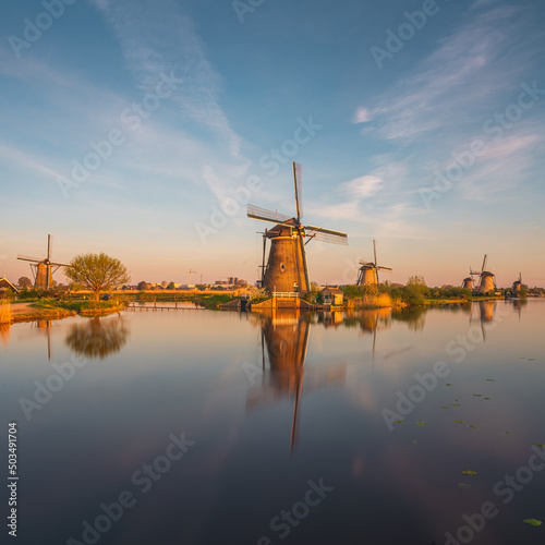 Unesco Werelderfgoed Kinderdijk Molens, Ancient Windmills at dusk in Kinderdijk in Netherlands