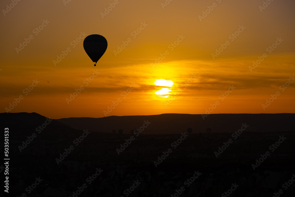 Naklejka premium Sunrise, a beautiful sunrise from balloons in Nevşehir concept idea