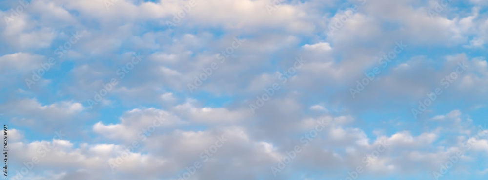  Cover white cumulus clouds on a clear blue sky.