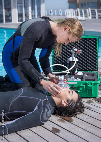 Canvastavla Scuba Diving rescue course skills providing oxygen to injured or unconscious div