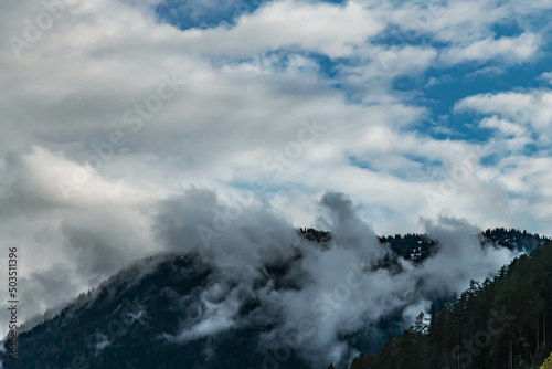Wolkenverhangener Berg im Wipptal, Tirol