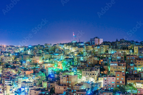 Foto AMMAN, JORDAN - OCTOBER 15, 2018: Cityscape Amman downtown at dusk, Panoramic view from the citadel hill