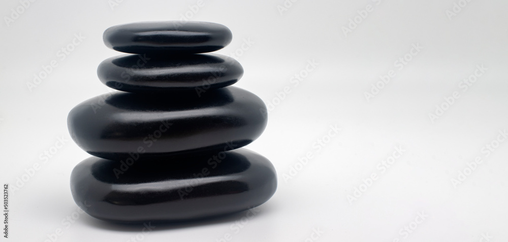 Piedras volcánicas de masaje, piedras calientes para tratamiento de masaje; sobre fondo blanco Piedras volcánicas de masaje, piedras calientes para tratamiento de masaje; sobre fondo blanco
