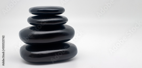 Piedras volc  nicas de masaje  piedras calientes para tratamiento de masaje  sobre fondo blanco