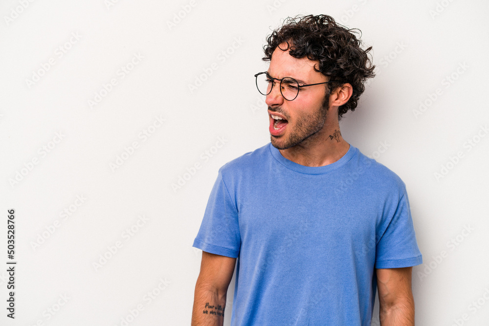 Obraz premium Young caucasian man isolated on white background shouting very angry, rage concept, frustrated.