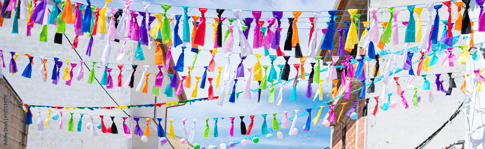 Calles decordas con banderitas Calles decordas con banderitas