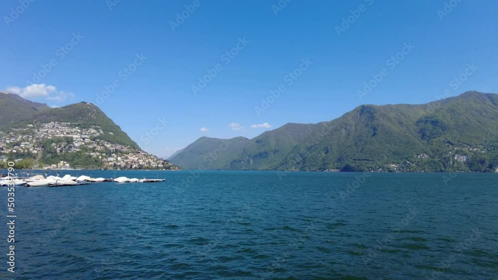 Panoramique du lac de Lugano depuis la rive Panoramique du lac de Lugano depuis la rive