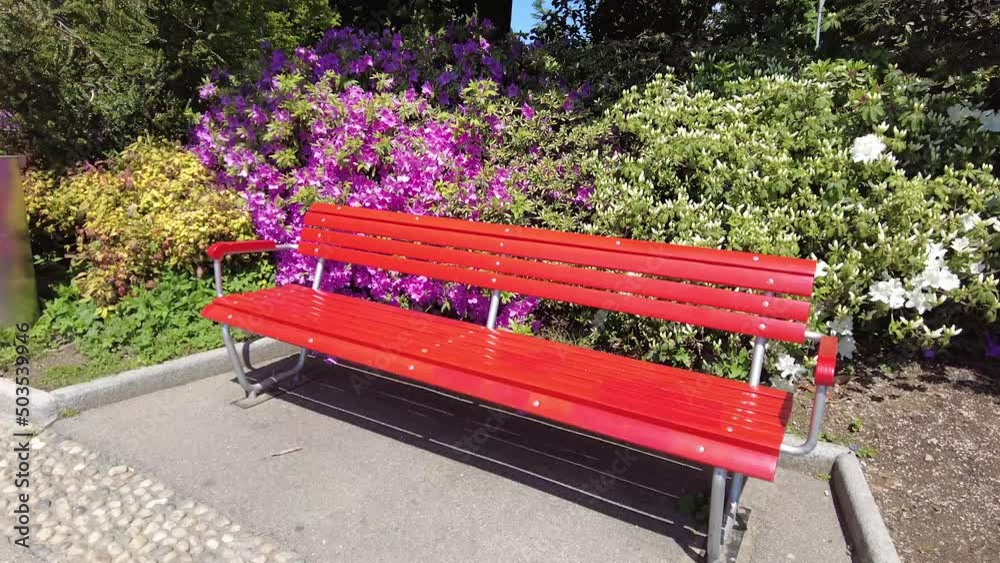 Mouvement de caméra autour d'un banc rouge