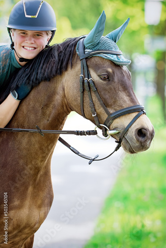Glückliches Mädchen mit Pferd © Petra Fischer