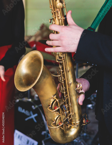 Fototapeta Concert view of saxophonist, saxophone sax player with vocalist and musical duri