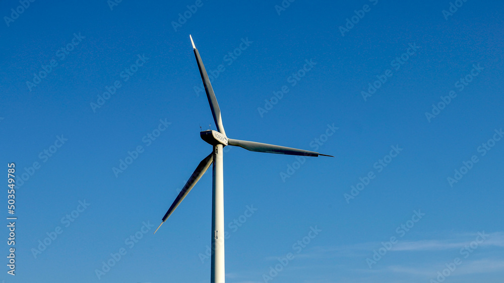 Rotor einer Windkraftanlage vor einem strahlend blauen Himmel Rotor einer Windkraftanlage vor einem strahlend blauen Himmel