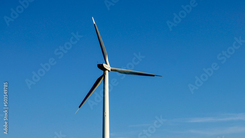 Rotor einer Windkraftanlage vor einem strahlend blauen Himmel © Karsten Leineke