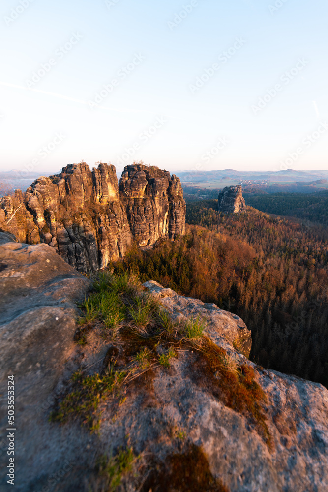Obraz premium Schrammsteine Felsen Sächsische Schweiz in Sachsen Deutschland zum Sonnenaufgang 