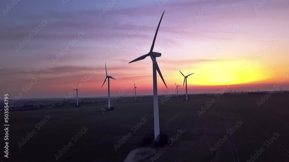 Windkraftanlagen im Sonnenuntergang