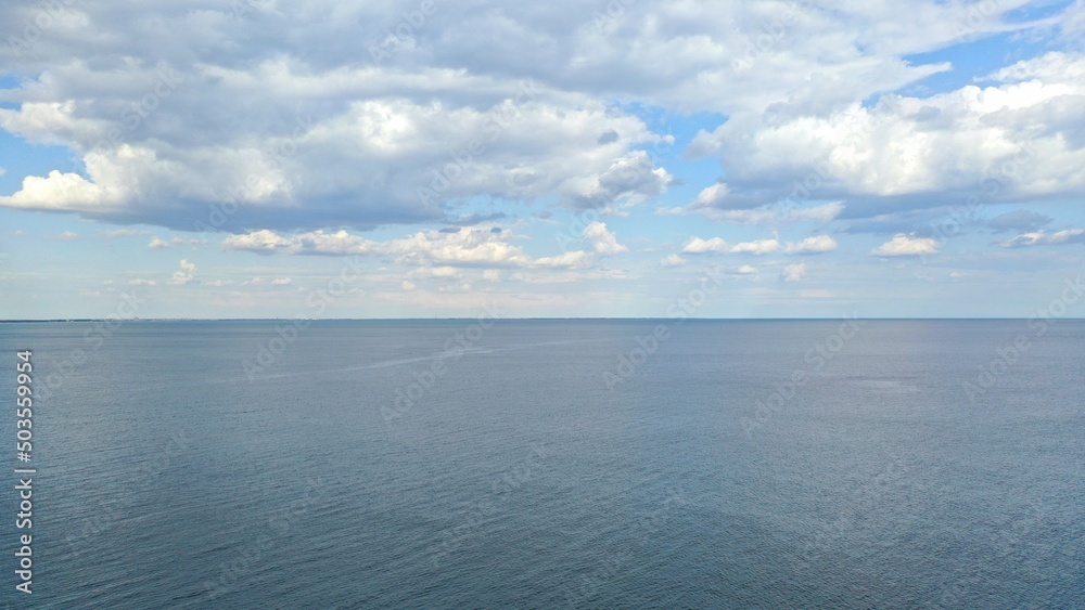 survol de la mer méditerranée par un jour sans vent et nuageux en occitanie