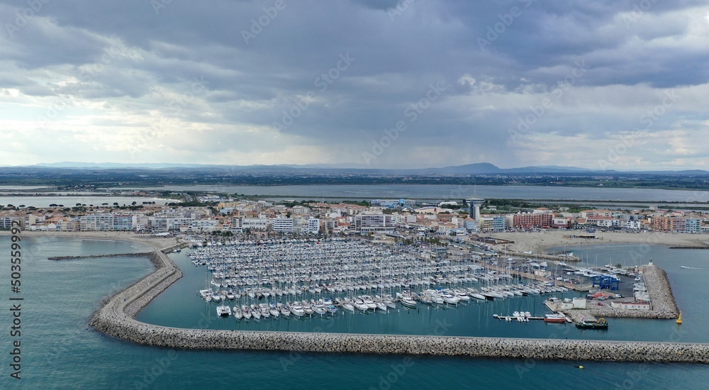 survol du port de Palavas-les-Flots près de Montpellier au bord de la mer méditerranée dans le sud de la France survol du port de Palavas-les-Flots près de Montpellier au bord de la mer méditerranée dans le sud de la France