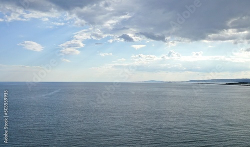 survol de la mer méditerranée par un jour sans vent et nuageux en occitanie