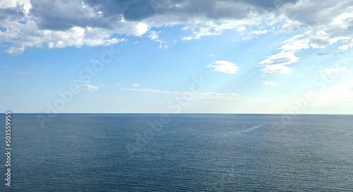 survol de la mer méditerranée par un jour sans vent et nuageux en occitanie