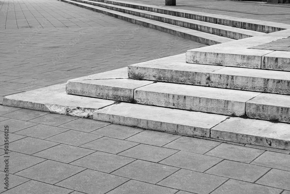 Fotoobraz Modernistyczne schody na placu/rynku w czerni i bieli. Proste linie, beton, krajobraz miejski. beton architektoniczny