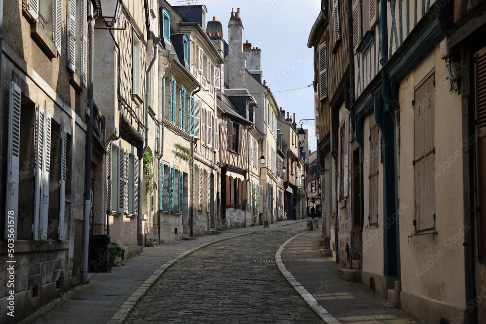 Fototapeta premium Vieille rue typique, ville de Bourges, département du Cher, France