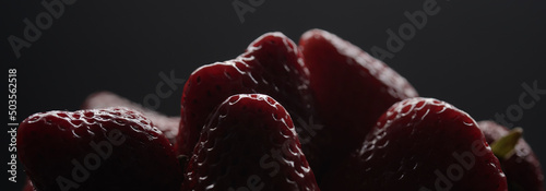 Detalle bol de fresas frescas y ecológicas  en su punto de maduración