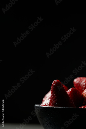 Detalle bol de fresas frescas y ecológicas  en su punto de maduración